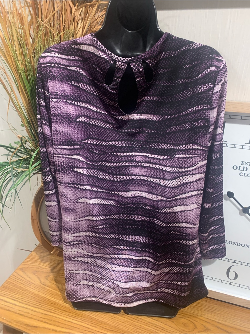 Purple Patterned V-Neck Ruched Blouse - Picture 6 of 11